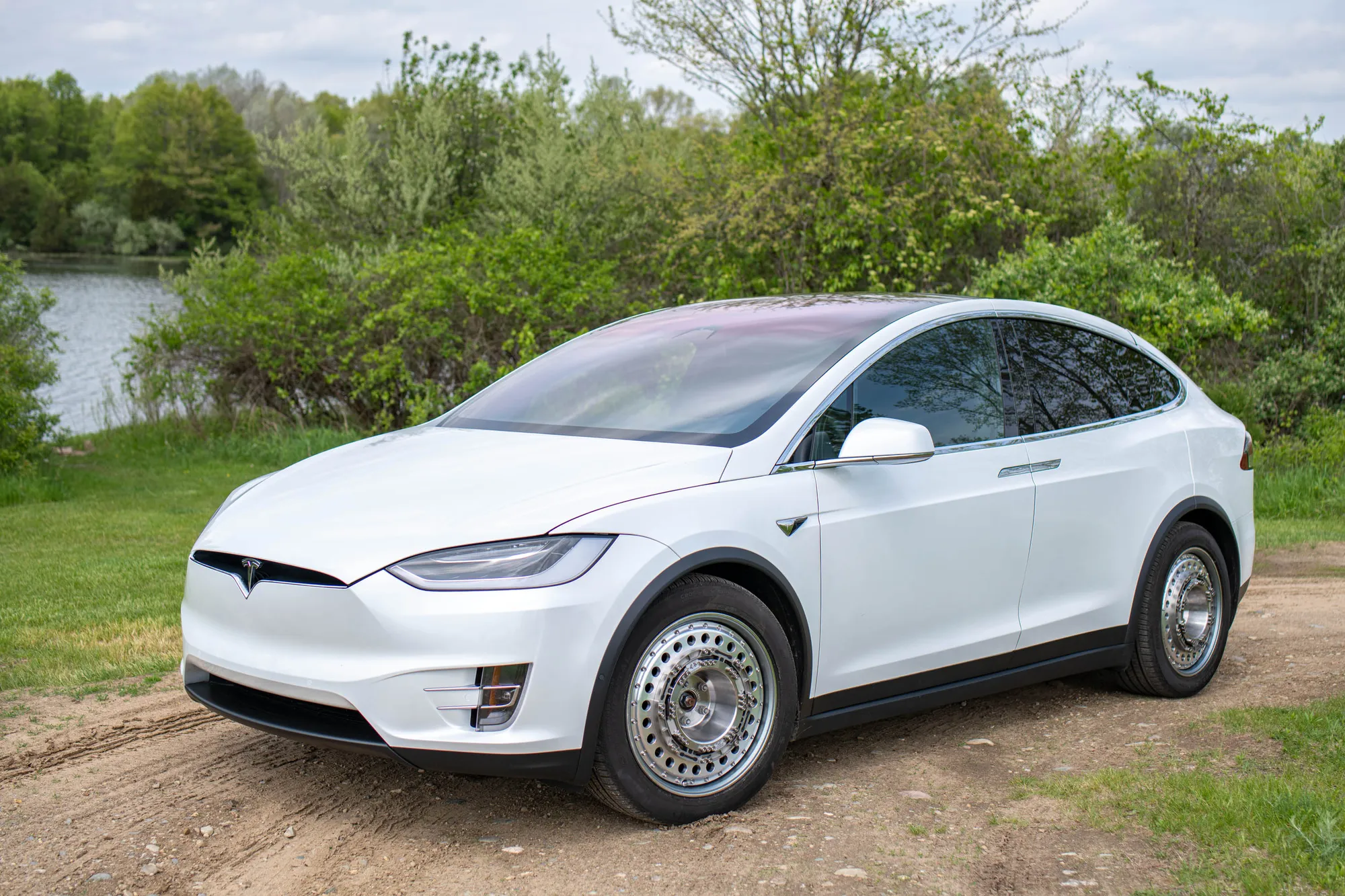 Electric SUV on a dirt track, with transducers mounted at the wheels