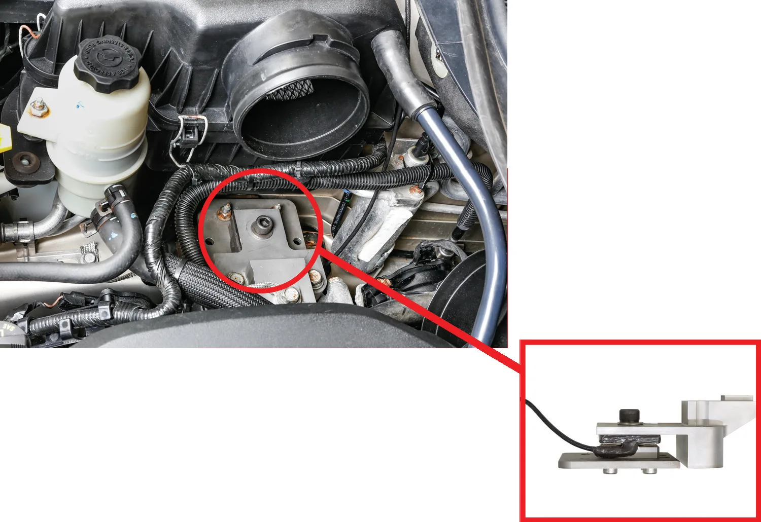 Compartimento del motor con una célula de carga TR3D-B-4K en su adaptador de soporte de motor, rodeada con un círculo; en recuadro, el adaptador con la célula de carga sobre fondo blanco