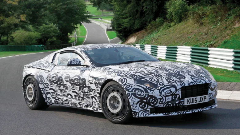 Prototype de voiture de sport camouflé sur circuit, avec des roues dynamométriques sur ses roues