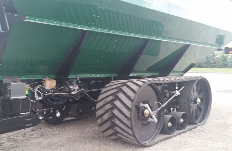 Tracked undercarriage of a farm cart with a wheel force transducer and its stator restraint