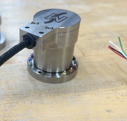 Schleifring der Baureihe S mit einem 3-m-Kabel, montiert am Ständer